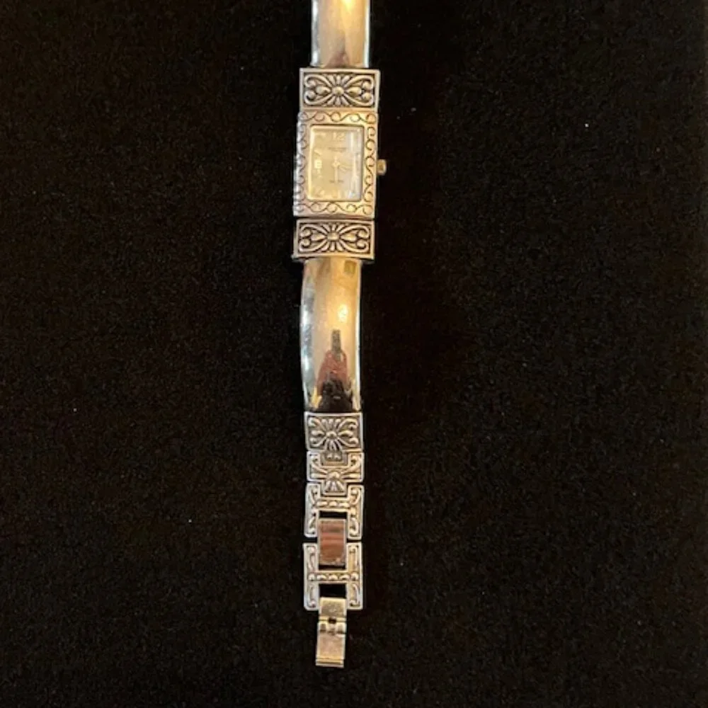 ACCESSORY CROSSING | Women's Silver-tone Bracelet watch-NEW Battery